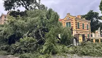 Topan Kajiki Hantam Vietnam, Ombak 2 Meter Banjiri Jalan