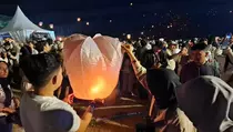 Ribuan Wisatawan Padati Festival 1.001 Lampion di Parangtritis Bantul