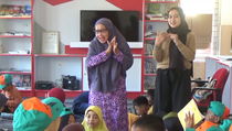 Nenek Berusia 74 Tahun Luangkan Waktu Mengajar Bahasa Inggris untuk Anak-anak Desa di Takalar