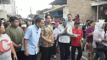 Gibran Dampingi Respati-Astrid Blusukan di Kota Solo