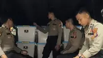 Kantor DPRD Riau Digeledah 17 Jam, Polisi Angkut 25 Kontainer Barang Bukti