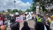 Dituding Pencitraan Berlebihan, Pj Bupati Banyumas Didemo Warga