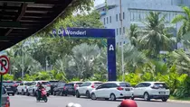 Kawasan Ancol Dipadati Pengunjung, Antrean Mobil Masuk Terlihat di Gerbang Timur
