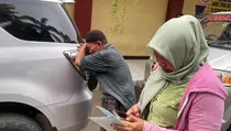 Isak Tangis Keluarga Korban Penemuan 7 Mayat di Kali Bekasi
