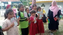 Blusukan di Tangerang, Kaesang Bagikan Susu dan Buku Tulis ke Anak-anak