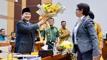 Raker Komisi I DPR, Prabowo Subianto Dapat Hadiah Bunga Matahari dari Fraksi Golkar