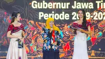 Hari Pertama Kampanye, Khofifah Diganjar Penghargaan Seusai Turunkan Kemiskinan Ekstrem di Jatim
