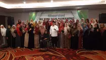 Pilbup Kediri: Didukung Puluhan Nyai dan Nawaning, Dhito Janjikan Pemerataan Insentif untuk Guru Mahdin