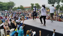 Ribuan Mak-mak di Kebumen Ikut Senam Gemoy untuk Syukuri Pelantikan Prabowo-Gibran