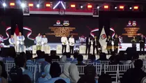 Debat Perdana Pilbup KBB, Paslon Jeje Govinda-Asep Ismail Bereaksi Santai meski Diserang