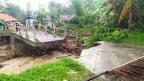 Tak Mampu Menahan Luapan Air dan Tumpukan Sampah, Jembatan di Kebumen Ambruk