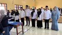 Anggota KPPS di Karanglewas Banyumas Kenakan Gaun Pengantin Saat Dilantik