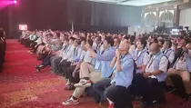 Pendukung Paslon Kompak Gunakan Jaket Biru pada Debat Pilkada Banten 2024 Kedua