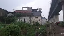 Atap Seng Rumah Warga Jatuh di Jalur Whoosh, Perjalanan Kereta Terganggu