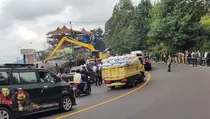 Penertiban Jalur Puncak Bogor Ricuh, Pemilik dan Karyawan Restoran Adang Alat Berat