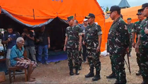 Panglima TNI Kunjungi Warga Terdampak Erupsi Gunung Lewotobi di Flores Timur