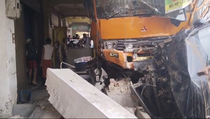 Diduga Rem Blong, Truk Tabrak 5 Kendaraan dan 3 Ruko di Labuhanbatu Selatan