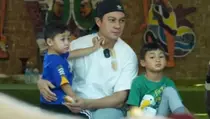 Pesan Baim Wong untuk Kiano dan Kenzo: Jangan Pernah Lupa sama Mamanya