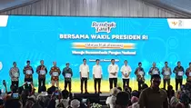Wapres Gibran Serahkan Bantuan Pupuk kepada Petani di Semarang