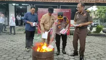 KPU Kota Kediri Musnahkan Surat Suara Pilwalkot dan Pilgub Jatim yang Rusak