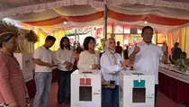 Didampingi Keluarga, Hendi Nyoblos di TPS 3 Lempongsari Kota Semarang