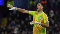 Jaga Gawang dengan Jari Patah, Emi Martínez Antar Aston Villa Juara