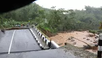 Banjir dan Longsor di Sukabumi Akibatkan 10 Jembatan Terputus