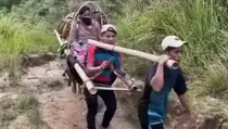 Kisah Miris Warga Pedalaman Mamuju Tandu Pasien Sejauh 28 Km ke Puskesmas
