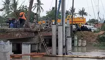 Proyek Pembangunan Jembatan di Cilebar Karawang Molor, Warga Keluhkan Tidak Adanya Jembatan Alternatif