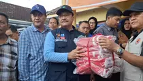 Mensos Gus Ipul Tinjau dan Beri Bantuan Korban Banjir di Mojokerto