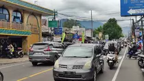 28.500 Kendaraan Serbu Kawasan Puncak Bogor, One Way Diberlakukan