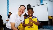 Rayakan Kebersamaan Natal, Bank Mandiri Bagikan Paket Kesehatan, Alat Sekolah hingga Kebutuhan Pokok