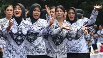 Isu Politik-Hukum: DPR Desak Semua Guru Diangkat Jadi PNS