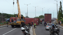 Truk Kontainer Terguling di Jembatan Layang Troboso Taman Sidoarjo, Jalan Tertutup 9 Jam