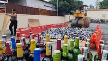 Jaga Kamtibmas Malam Tahun Baru, Polres Demak Gilas 3.612 Botol Miras