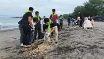 Sampah Menumpuk di Pantai Loang Baloq Malam Tahun Baru, Pemprov NTB Ambil Langkah
