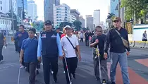 Peringati Hari Braille Sedunia, Puluhan Tuna Netra Jalan Sehat di CFD