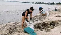 Aksi Bersih-bersih Sampah Pantai Kedonganan Libatkan Warga dan Wisatawan