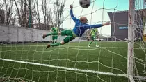 Aturan Baru Sepak Bola, Kiper yang Tahan Bola Terlalu Lama Akan Dihukum Sepak Pojok