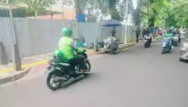 Pembangunan Restoran di Gambir yang Serobot Trotoar Ganggu Pejalan Kaki dan Disabilitas
