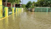 Banjir Rendam Kecamatan Pasekan Indramayu sejak Pagi