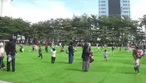 Libur Panjang Isra Mikraj dan Imlek, Ribuan Wisatawan Padati Taman Alun-alun Bandung