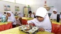 DPR Desak BGN Cabut Izin SPPG Lalai Seusai Kasus MBG Kupang