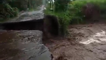 Jembatan Penghubung Desa di Kediri Putus Diterjang Banjir, Warga Diminta Waspada
