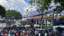 Jelang Putusan Praperadilan Hasto Kristiyanto, Puluhan Orang Demo Bikin Macet Jalan Depan PN Jaksel
