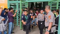 Laga Persija vs Persib Ricuh, Sejumlah Orang Jadi Korban Amukan Massa