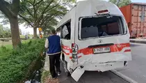 Kecelakaan Beruntun di Jalur Pantura Demak, Minibus Terguling Nyaris Lindas Pemotor