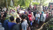 Tradisi Sambut Ramadan, Ratusan Warga di Kediri Berebut Gunungan Hasil Bumi