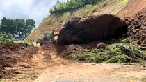 Tebing Longsor, Jalur Lumajang-Malang Tertutup Batu Raksasa