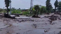 Banjir di Kediri Terjang Kolam Ikan dan Jalan Desa